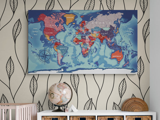 Grande carte géographique du monde suspendu au mur d'une chambre d'enfant - Modernmap