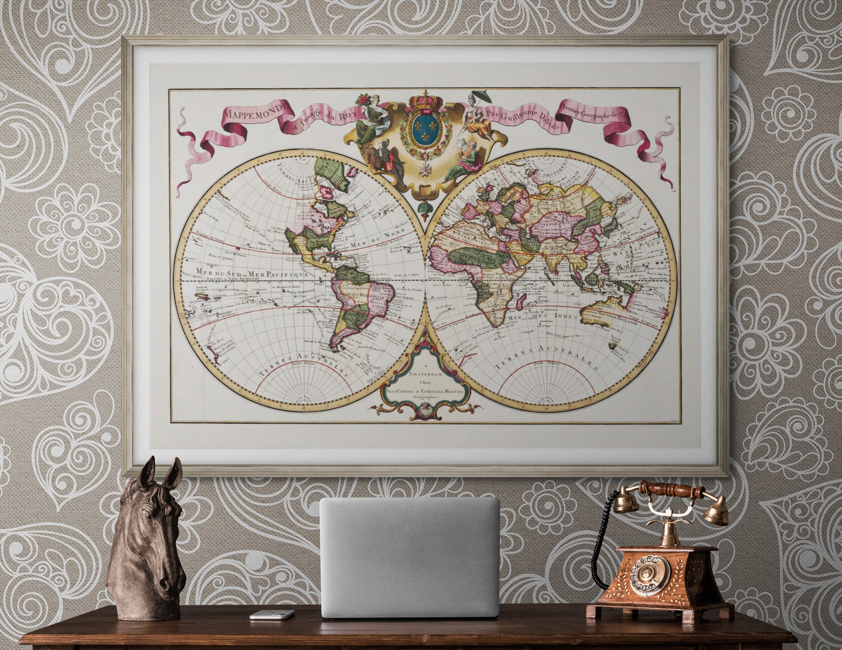 Mappemonde vintage_de_Guillaume_Delisle, au mur d'un bureau.