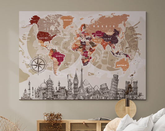 planisphère grand format suspendu au mur d'un salon