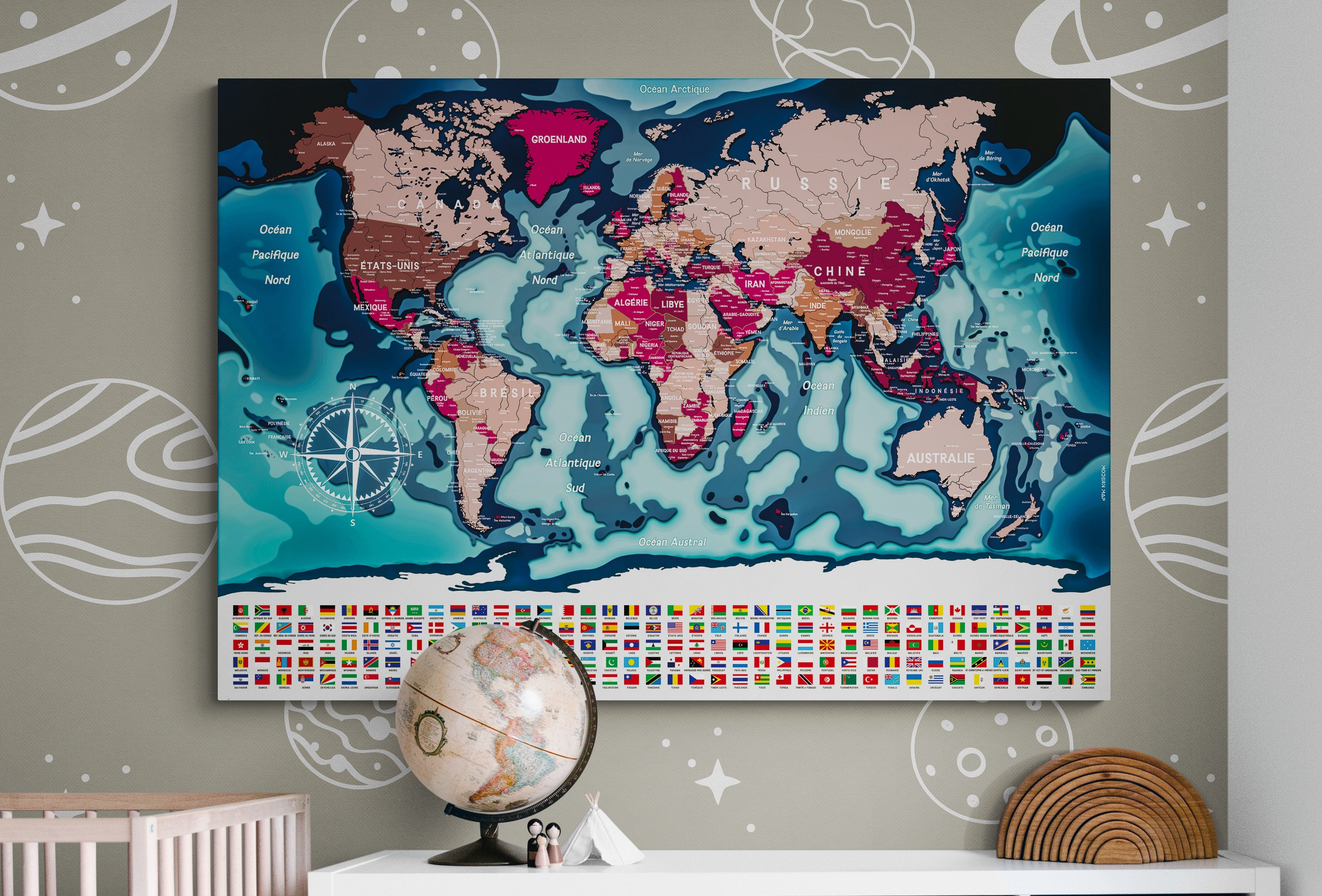Carte du monde XXL avec drapeaux suspendu au mur d'une chambre d'enfant