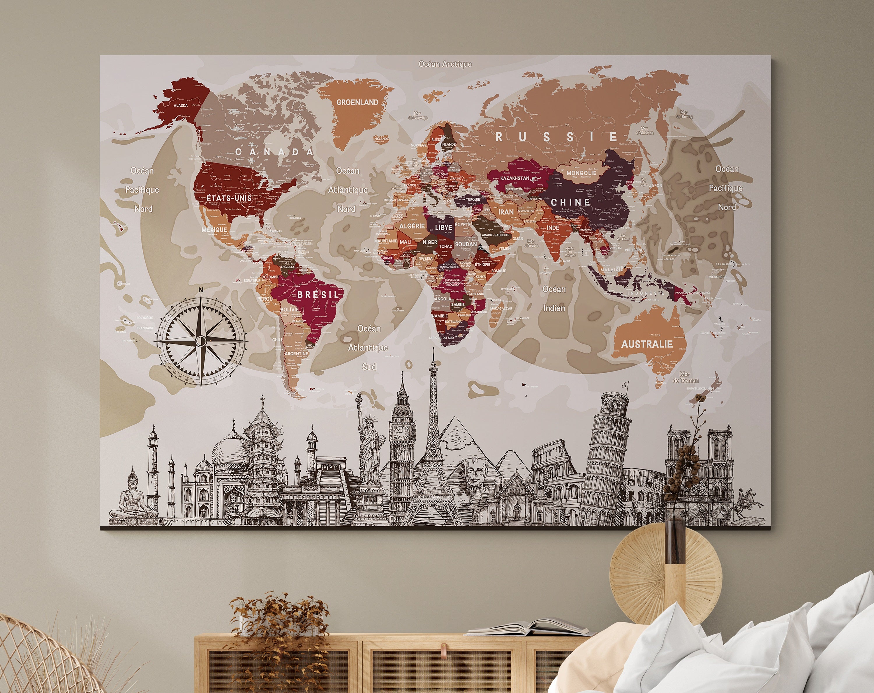Carte du monde suspendu dans une chambre a couché