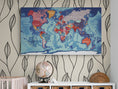 Load image into Gallery viewer, Grande carte géographique du monde suspendu au mur d'une chambre d'enfant - Modernmap
