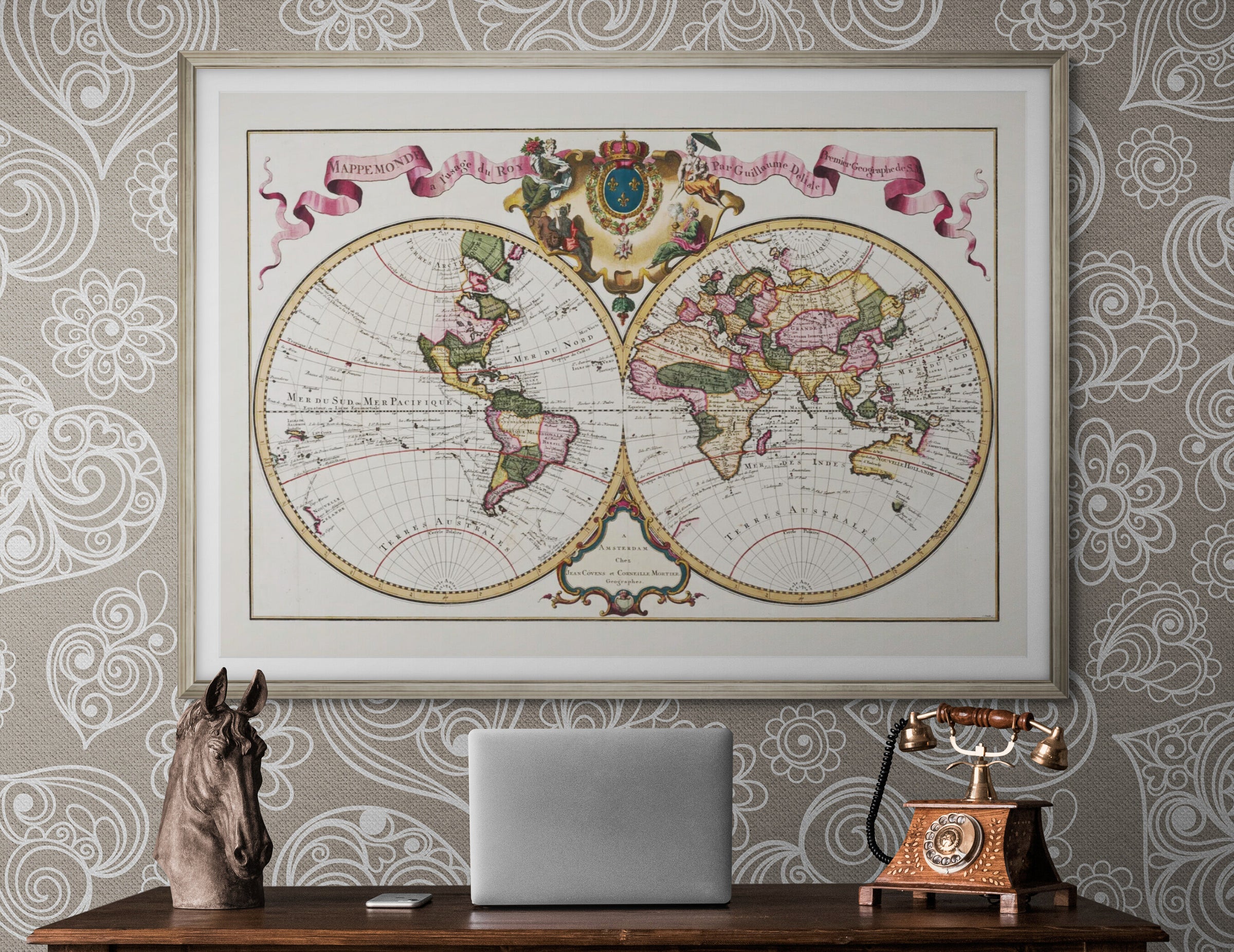 Mappemonde vintage_de_Guillaume_Delisle, au mur d'un bureau.