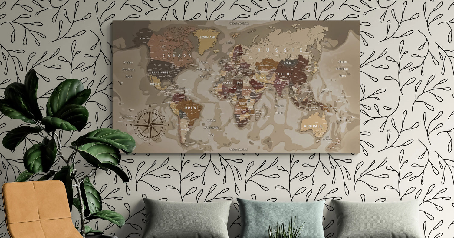 Carte du monde avec les continents en différentes couleurs suspendu au mur d'un salon - Modern map